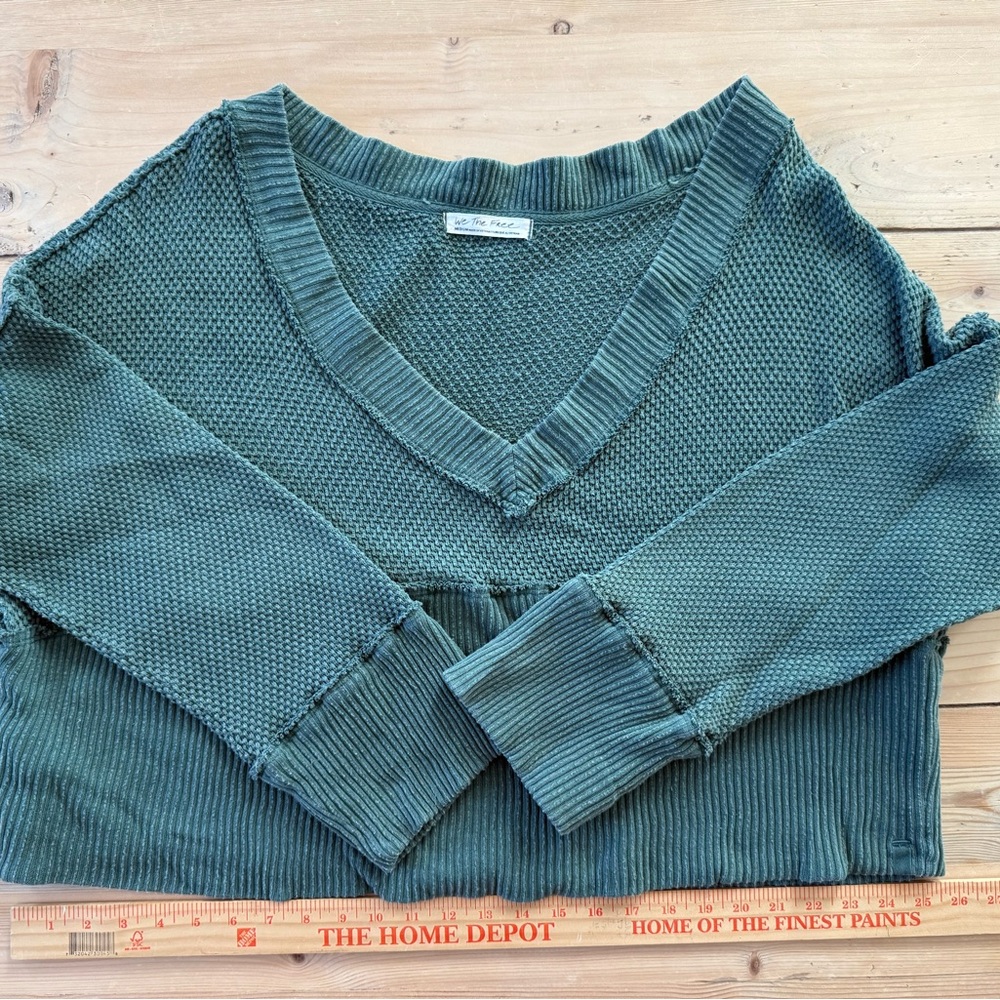 We The Free green wide and deep V-Neck cotton crop top M